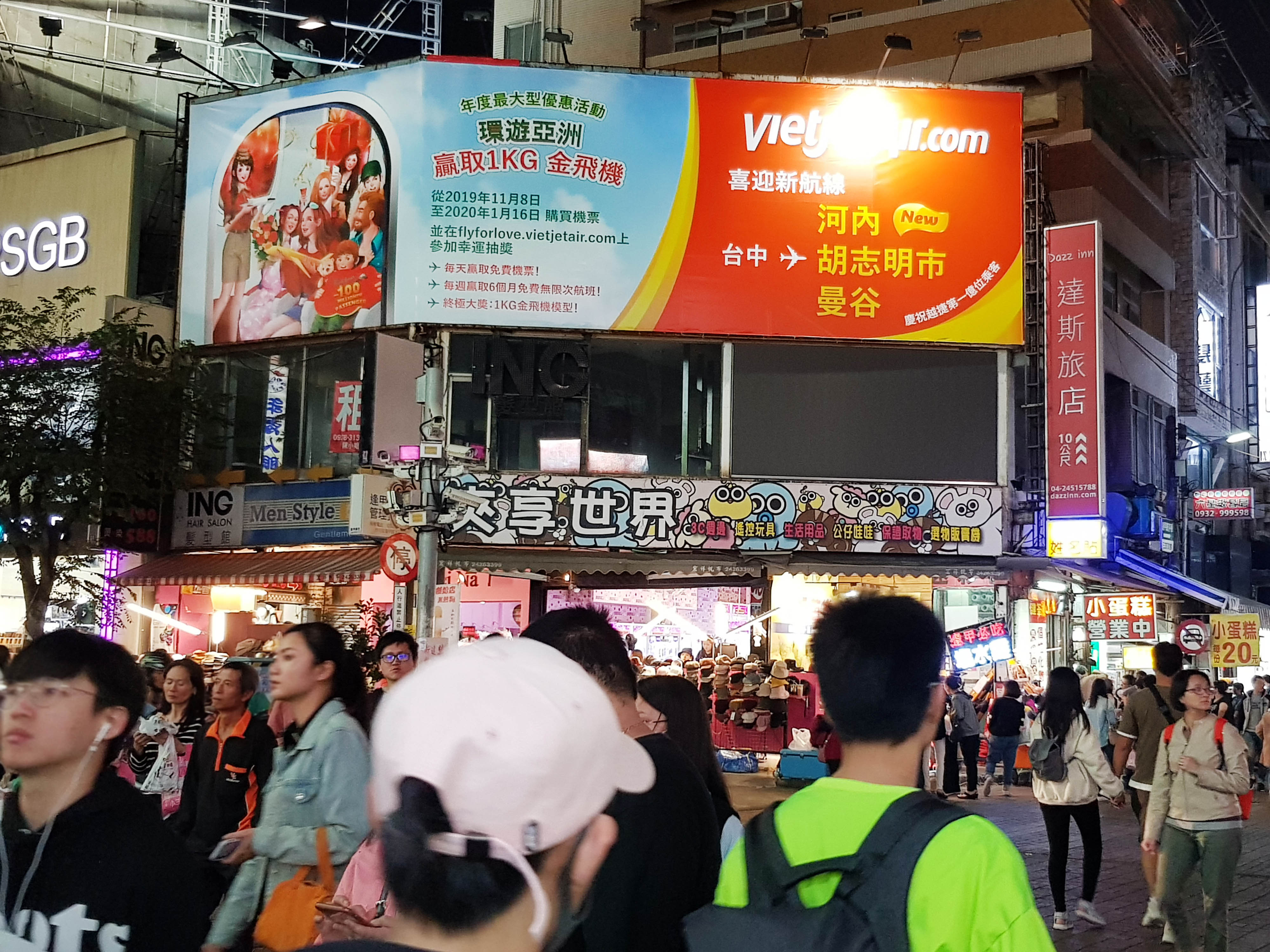 台中逢甲商圈(FC-4) 戶外看板-2-刊登類型:公司形象廣告